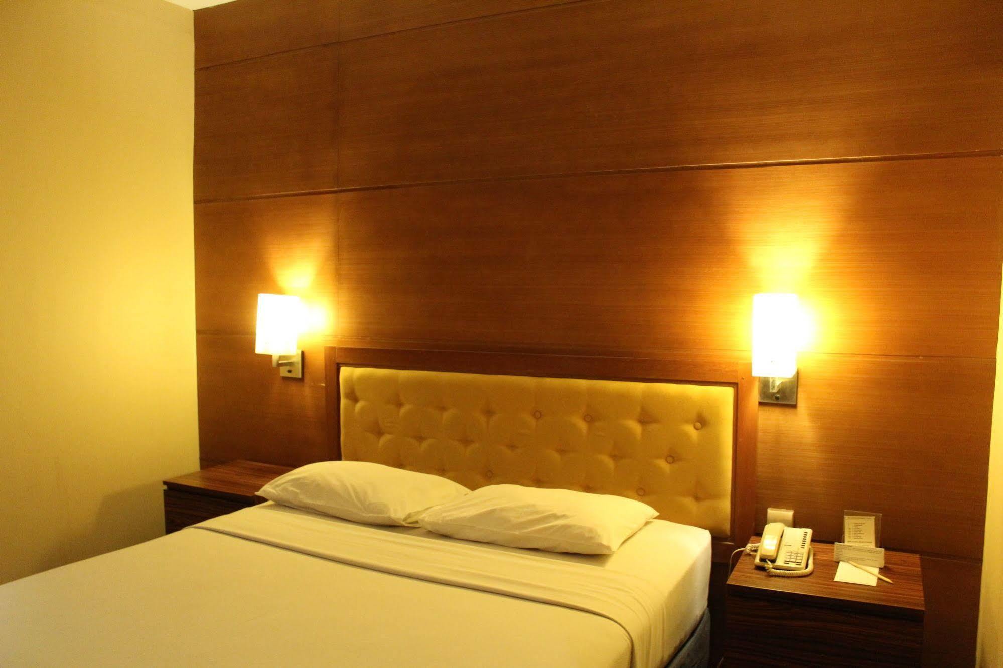 Hotel Mutiara Malioboro Jogyakarta Zewnętrze zdjęcie